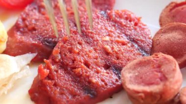 Tütsülenmiş salam sosisi yemek. Yakın plan..