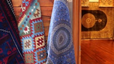 Bir kutuda kusursuz halı koleksiyonu .