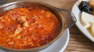 Türk Menemen omleti tavada. 