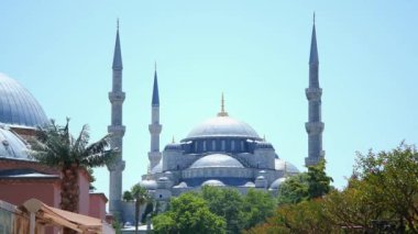 İstanbul 'da mavi gökyüzüne karşı mavi cami 