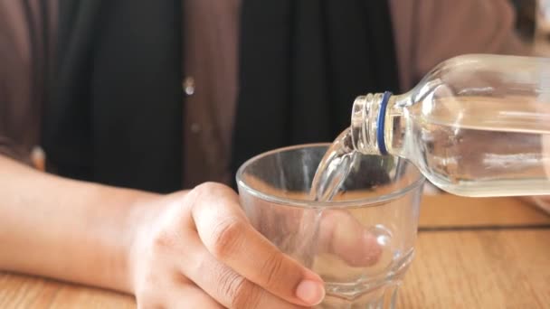 Женщины Держащие Стакан Питьевой Воды — стоковое видео