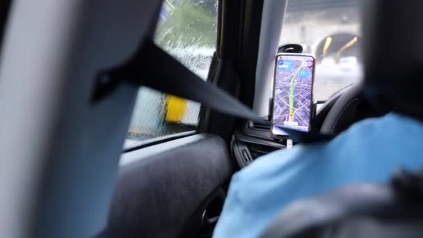 Taxichaufför Med Goggle Karta Smarttelefon — Stockvideo