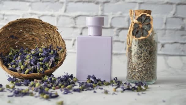 Egy Stúdiókép Levendulavirágról Parfümről Asztalon — Stock videók