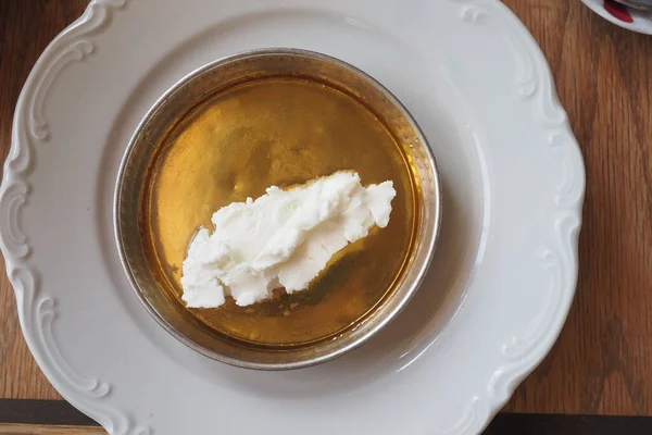 テーブルの上のボウルにバタークリームと蜂蜜 — ストック写真