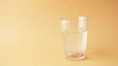 Kurutulmuş pembe Himalaya tuzunu suya koy ,
