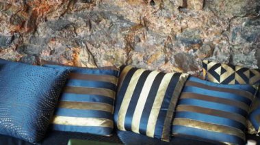 Kanepeye dizilmiş renkli yastık..