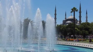 İstanbul 'da mavi gökyüzüne karşı mavi cami 