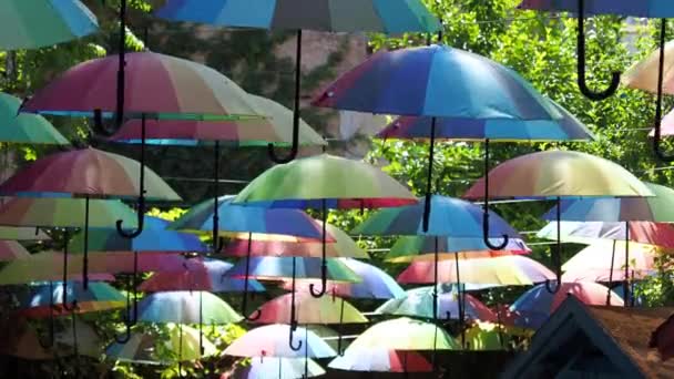 Tęczowy Parasol Tle Nieba Wiele Kolorowych Parasoli — Wideo stockowe