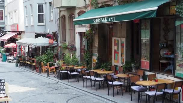 ターキーイスタンブール 2023 古い都市バラトのカフェ店前 バラットはイスタンブールで人気の観光地です — ストック動画