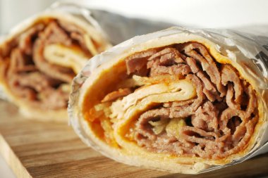 Tavuk Warp hızı ve taze salata. .