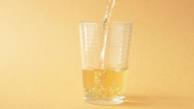 Renkli bir arkaplana portakal suyu dökmek ,
