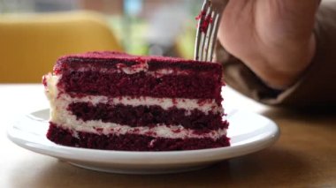 Masadaki tabakta çikolatalı ve kremalı pasta. .