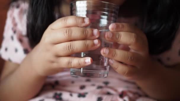 Barn Dricka Glas Vatten — Stockvideo