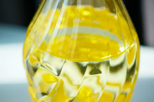 Botol Minyak Bunga Matahari Kuning Atas Meja — Stok Foto