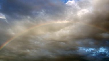 Gökyüzü ve Gökkuşağı Yağmurdan Sonra.