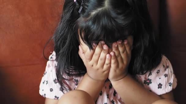 Zdenerwowane Dziecko Dziewczyna Zakryć Jej Twarz Ręki — Wideo stockowe