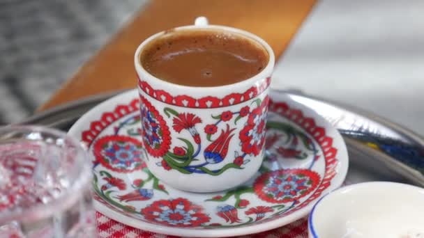 Filiżankę Tureckiej Kawy Zewnątrz Stołu — Wideo stockowe