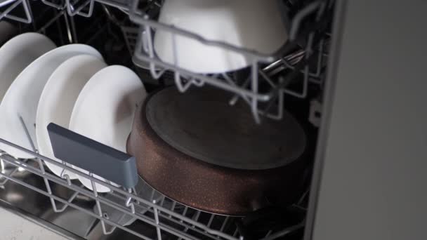 食器洗い機のドアを閉めた女性 — ストック動画