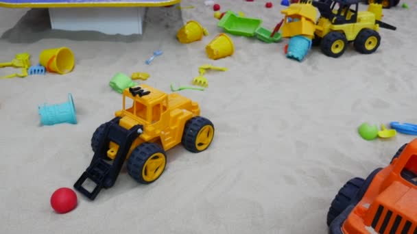 室内游乐场里的沙子和五彩缤纷的玩具 — 图库视频影像