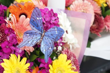 İstanbul 'daki çiçekçi, sokak dükkanında satmak için çiçek sergisi.