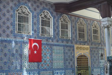 Hindi İstanbul 22 Mayıs 2023. Bir Eyüp Sultan camisinin duvarında Türk bayrağı .