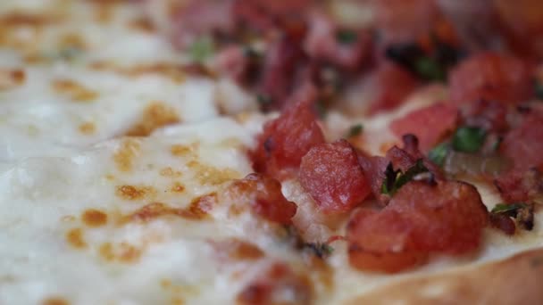 Rebanada Pizza Queso Plato Una Mesa Madera — Vídeo de stock