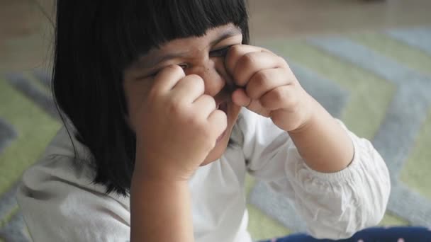 Upset Child Girl Cover Her Face Hand — Video Stock