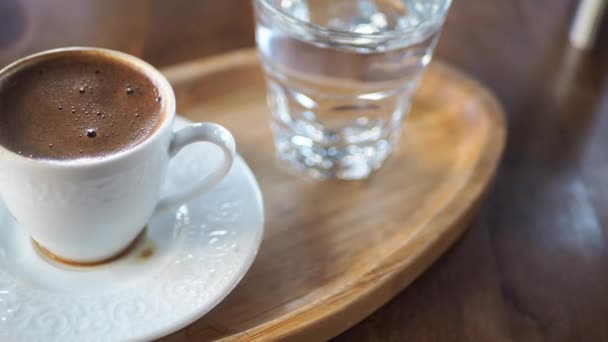 Ένα Φλιτζάνι Τούρκικο Καφέ Στο Τραπέζι Εξωτερική — Αρχείο Βίντεο