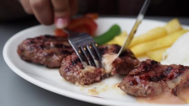 Cortar Carnes Gourmet Parrilla Con Cuchillo — Vídeos de Stock