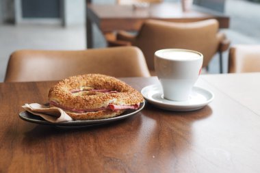 Tütsülenmiş tavuklu sandviç..