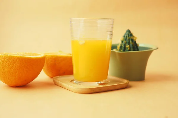 Preparing Glass Orange Juice Color Background — Stock Photo, Image
