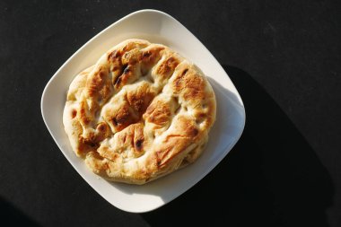 Masadaki tabakta Ramazan Pide 'ın en üst görüntüsü .