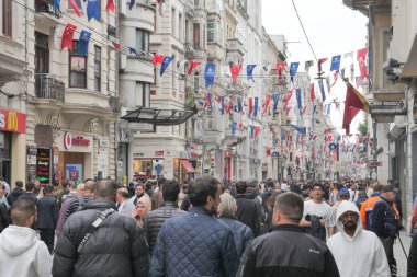 Hindi İstanbul 19 Haziran 2023. İstanbul, Taksim 'de İstiklal Caddesi kalabalıklaştı