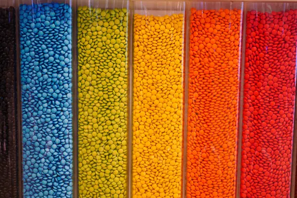 Plastik Bir Tüpte Renkli Şekerler — Stok fotoğraf