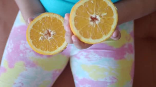 Bambino Con Frutta Arancione Seduto Sul Divano — Video Stock