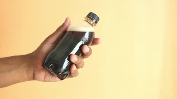 Чоловіки Тримають Пластикові Пляшки Безалкогольного Напою Помаранчевому Фоні — стокове відео