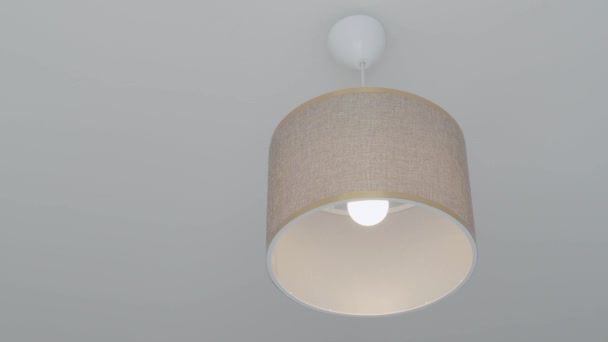 Grijze Plafondlamp Hangend Een Kamer — Stockvideo