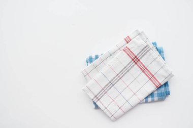  Beyaz arkaplanda beyaz ve mavi masa peçetesi 