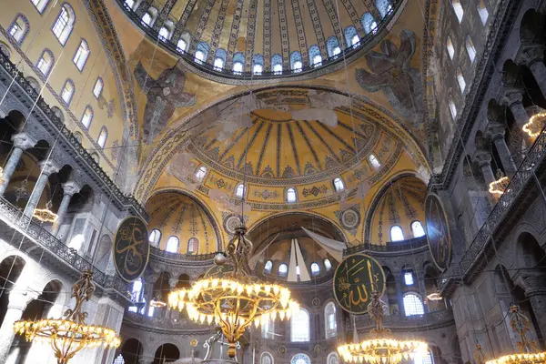 Hindi İstanbul 12 Mayıs 2023. Ayasofya Camii 'nin içi