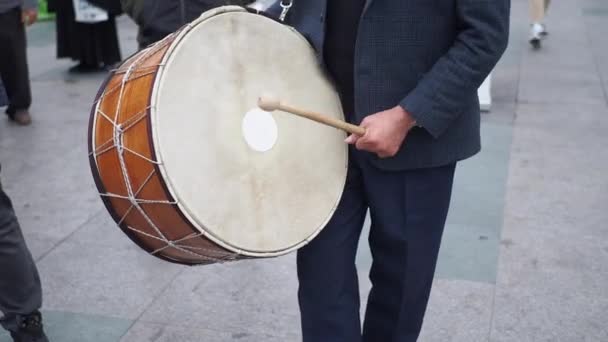 Homme Frappé Ancien Tambour Avec Instrument Musique — Video