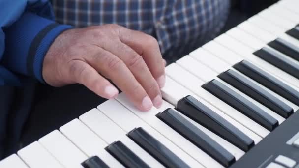 Мужские Руки Играют Рояле — стоковое видео