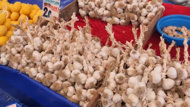 意大利农贸市场的大蒜销售 — 图库视频影像