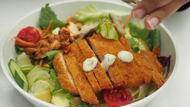 蔬菜色拉配烤鸡 — 图库视频影像