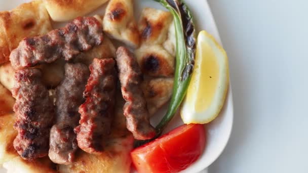 ケバブ プレート上のサラダと伝統的なトルコの肉料理 — ストック動画
