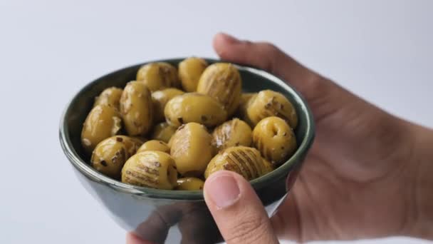 土耳其烤橄榄在一个碗里 — 图库视频影像