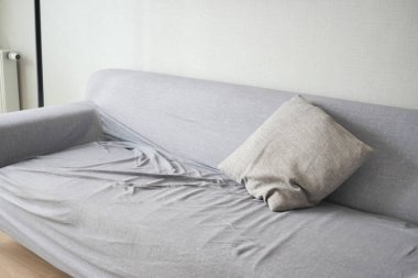 dağınık modern gri kanepe üst görünümü .