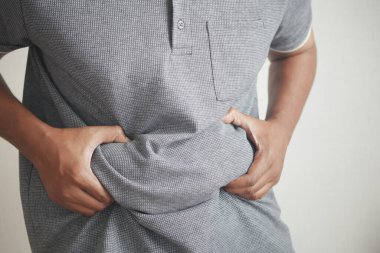 Erkeklerin el ele tutuşması aşırı göbek yağları, aşırı kilolu kavramlar.