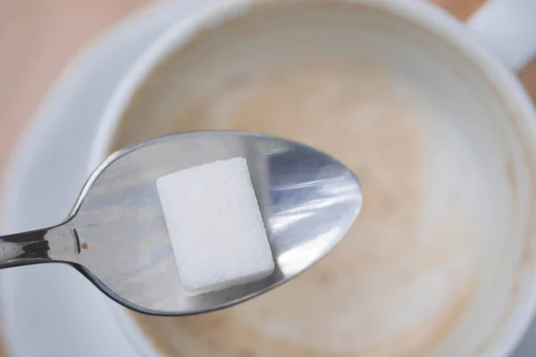 Derramando Cubo Açúcar Branco Uma Xícara Café Vista Superior — Fotografia de Stock