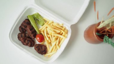 Kebap, geleneksel Türk eti. Paket hazır. .