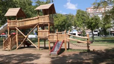 İstanbul 'daki ahşap çocuk parkı. ,